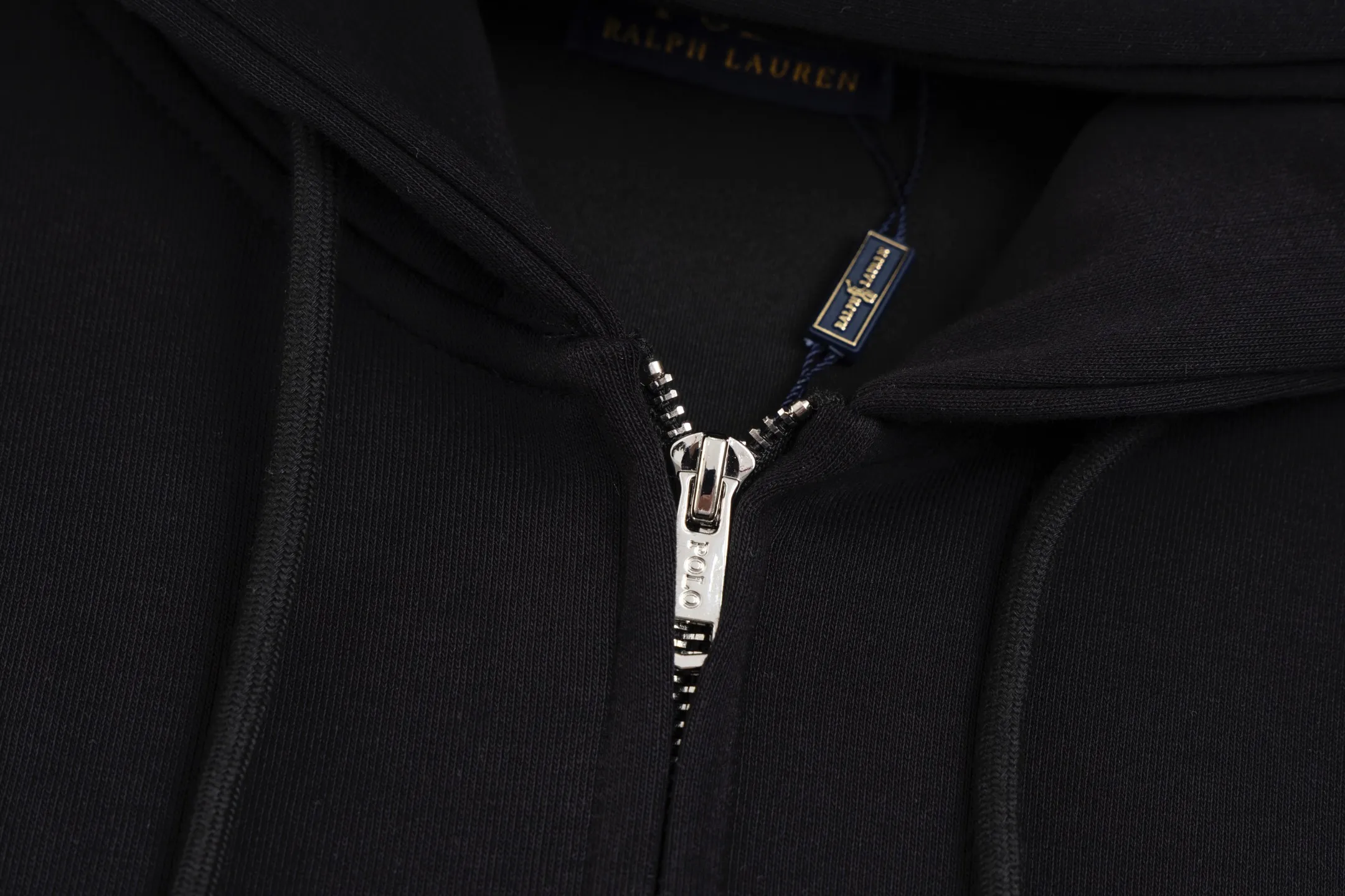 P270 model number B118 Raff embroidered small label hooded jacket POLO official website consistent style Fabric: 450g pure cotton composite material Technology: imported machine full embroidery small label Customized pure cotton two-color stripe thread tight and non-deformation Supporting: complete three labels Cardboard oil paper code sticker packaging High temperature pre-shrinking process before making will not shrink and deformation Imported machine professional plate production os version can wear up to 200 pounds Manual size measurement An error of 2-3cm is normal. Color: black, navy blue, size: s m l xl